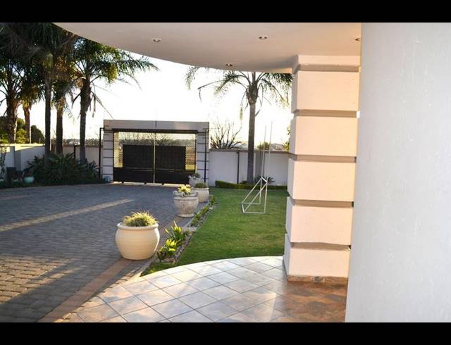 4 BEDROOM HOUSE FOR SALE IN SONNEVELD